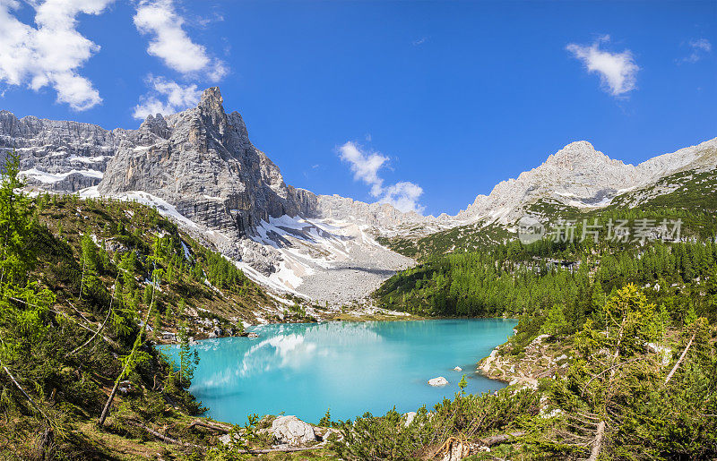 Dito di Dio(上帝的手指)和Dolomites的Sorapiss湖